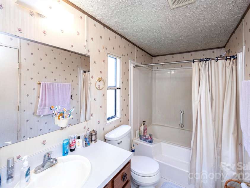 237 Creekstone Lane, York, SC 29745.  MLS# CAR4227284, YatesRealty ID 6301. Primary Bathroom