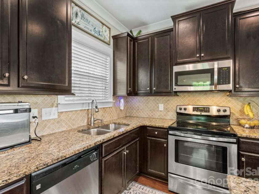 12746 Bravington Road, Huntersville, NC 28078.  MLS# CAR4245023, YatesRealty ID 6302. Plenty of countertop space and large 42-inch cabinets.