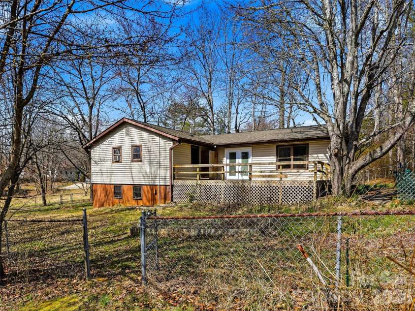 7 Nelson Road, Hendersonville, NC 28791.  MLS# CAR4357938, YatesRealty ID 6303. 