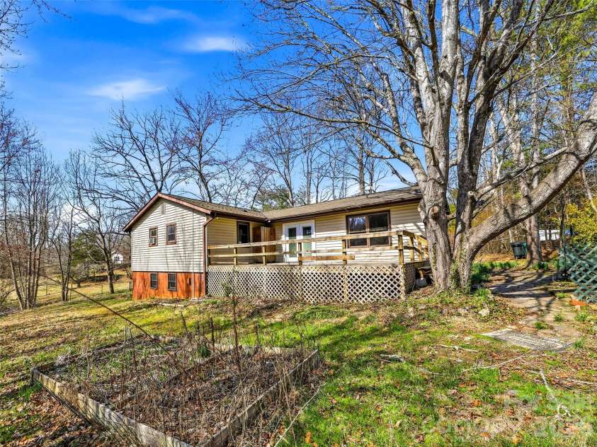 7 Nelson Road, Hendersonville, NC 28791.  MLS# CAR4357938, YatesRealty ID 6303. 