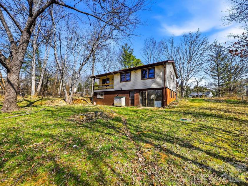 7 Nelson Road, Hendersonville, NC 28791.  MLS# CAR4357938, YatesRealty ID 6303. 