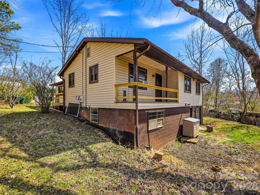 7 Nelson Road, Hendersonville, NC 28791.  MLS# CAR4357938, YatesRealty ID 6303. 