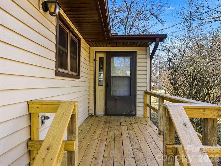 7 Nelson Road, Hendersonville, NC 28791.  MLS# CAR4357938, YatesRealty ID 6303. 