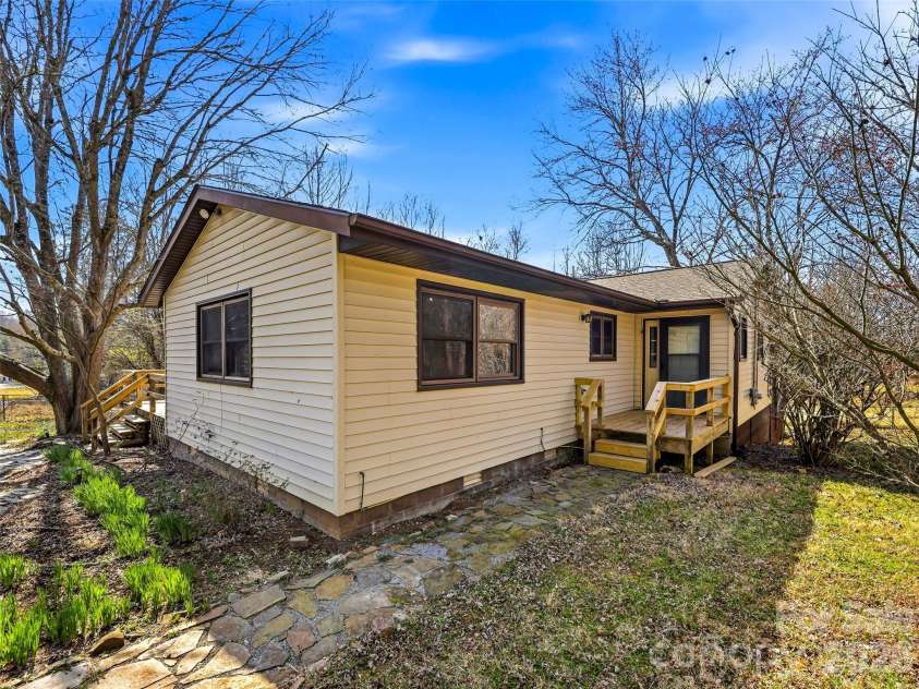 7 Nelson Road, Hendersonville, NC 28791.  MLS# CAR4357938, YatesRealty ID 6303. 