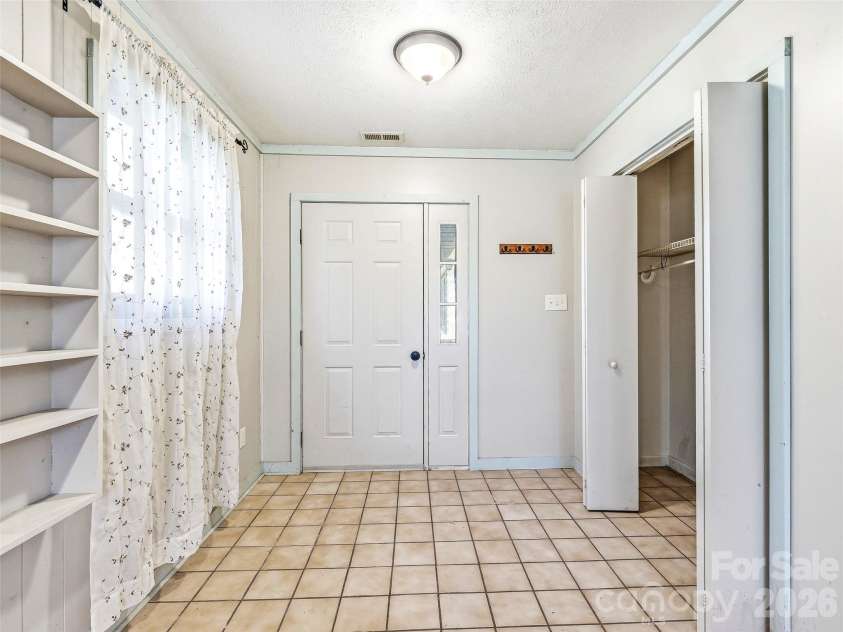 7 Nelson Road, Hendersonville, NC 28791.  MLS# CAR4357938, YatesRealty ID 6303. 