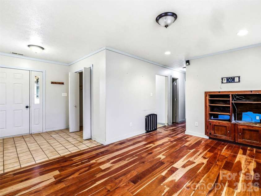 7 Nelson Road, Hendersonville, NC 28791.  MLS# CAR4357938, YatesRealty ID 6303. 
