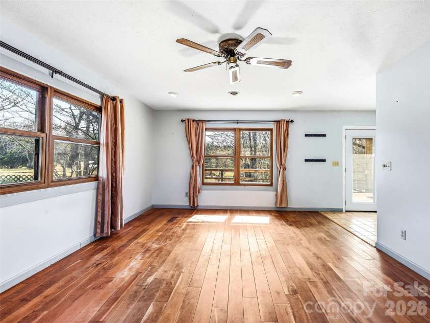 7 Nelson Road, Hendersonville, NC 28791.  MLS# CAR4357938, YatesRealty ID 6303. 