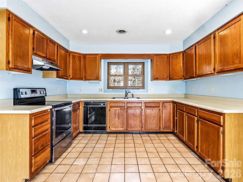 7 Nelson Road, Hendersonville, NC 28791.  MLS# CAR4357938, YatesRealty ID 6303. 