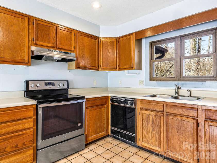 7 Nelson Road, Hendersonville, NC 28791.  MLS# CAR4357938, YatesRealty ID 6303. 