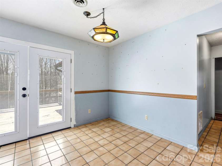 7 Nelson Road, Hendersonville, NC 28791.  MLS# CAR4357938, YatesRealty ID 6303. 
