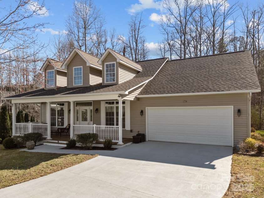 43 Golden Pond Way, Hendersonville, NC 28791.  MLS# CAR4234066, YatesRealty ID 6305. Quiet cul-de-dac location
