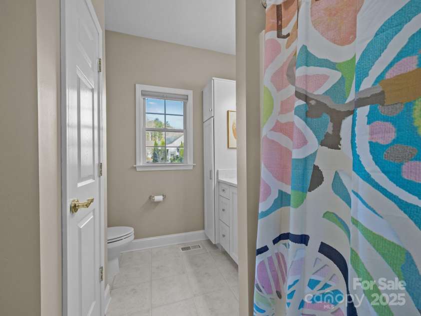 43 Golden Pond Way, Hendersonville, NC 28791.  MLS# CAR4234066, YatesRealty ID 6305. The hall bath is quite spacious.