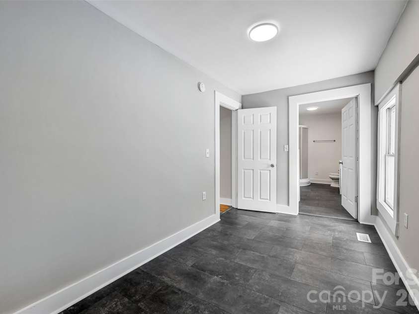 21 Hilldale Road, Asheville, NC 28803.  MLS# CAR4343277, YatesRealty ID 6306. 