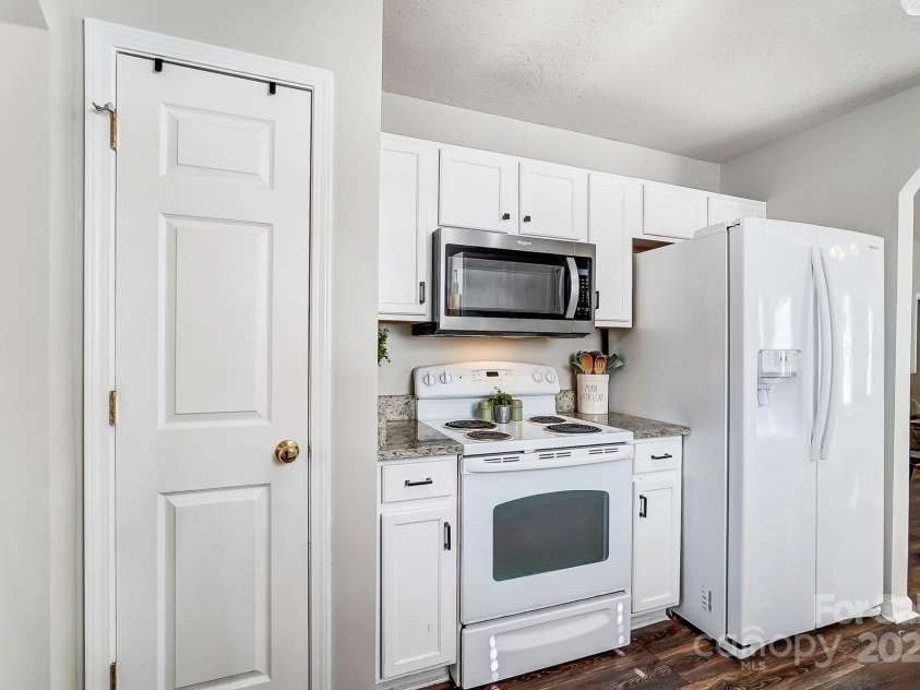 5113 Park Place Drive, Dallas, NC 28034.  MLS# CAR4219173, YatesRealty ID 6306. 