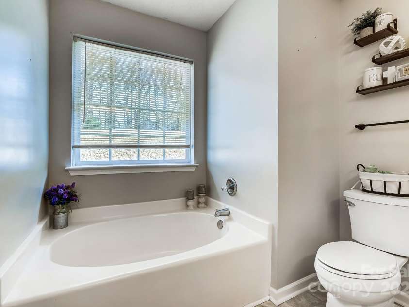 5113 Park Place Drive, Dallas, NC 28034.  MLS# CAR4219173, YatesRealty ID 6306. 