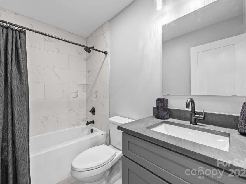 89 Glendale Avenue, Asheville, NC 28803.  MLS# CAR4160954, YatesRealty ID 631. Full bath off the hall