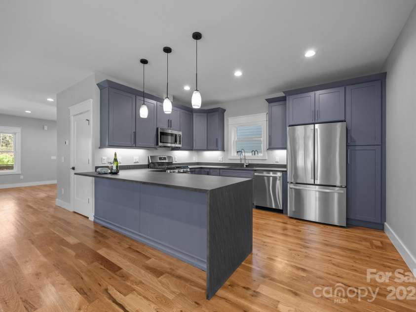 89 Glendale Avenue, Asheville, NC 28803.  MLS# CAR4160954, YatesRealty ID 631. Large breakfast bar