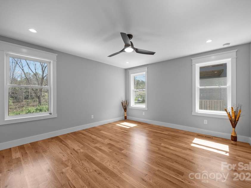 89 Glendale Avenue, Asheville, NC 28803.  MLS# CAR4160954, YatesRealty ID 631. Primary bedroom