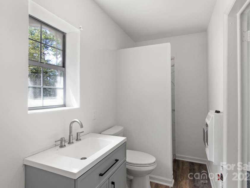 2009 Echo Lane, Gastonia, NC 28052.  MLS# CAR4174665, YatesRealty ID 6311. Bonus room bathroom