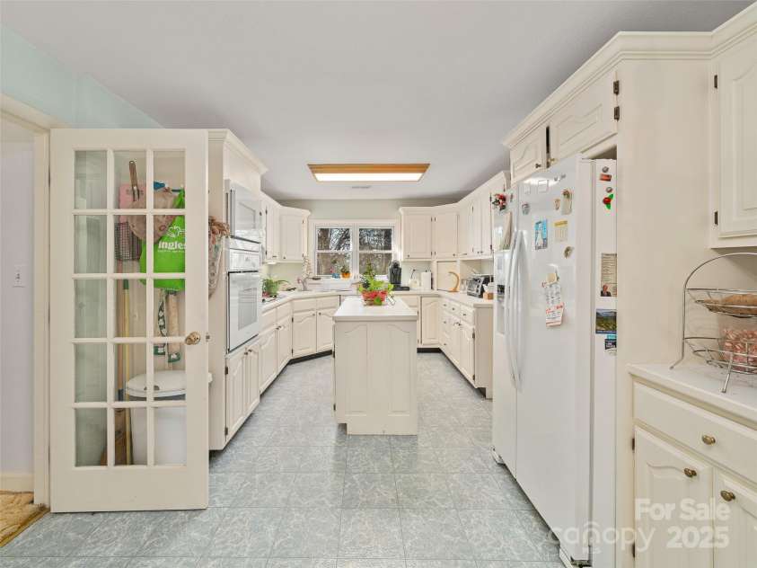 35 Smith Ridge Drive, Asheville, NC 28803.  MLS# CAR4332671, YatesRealty ID 6311. 
