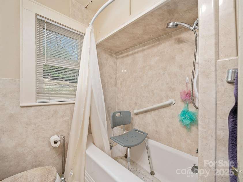 35 Smith Ridge Drive, Asheville, NC 28803.  MLS# CAR4332671, YatesRealty ID 6311. 