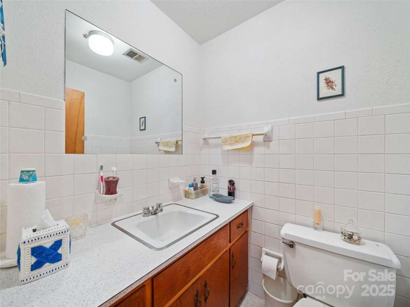 35 Smith Ridge Drive, Asheville, NC 28803.  MLS# CAR4332671, YatesRealty ID 6311. 