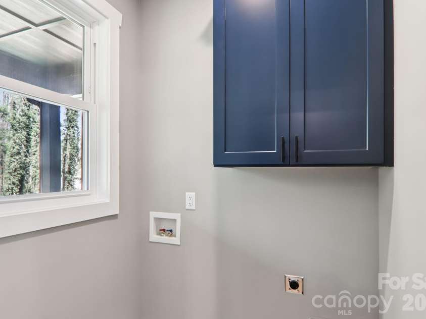 903 Lennox Park Drive, Hendersonville, NC 28739.  MLS# CAR4355412, YatesRealty ID 6316. 