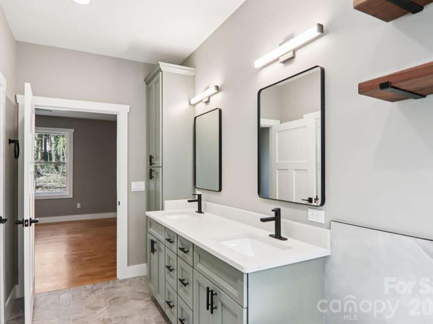 903 Lennox Park Drive, Hendersonville, NC 28739.  MLS# CAR4355412, YatesRealty ID 6316. 