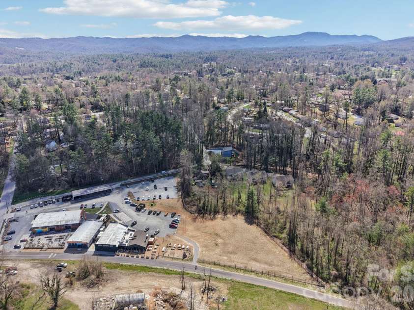 903 Lennox Park Drive, Hendersonville, NC 28739.  MLS# CAR4355412, YatesRealty ID 6316. 