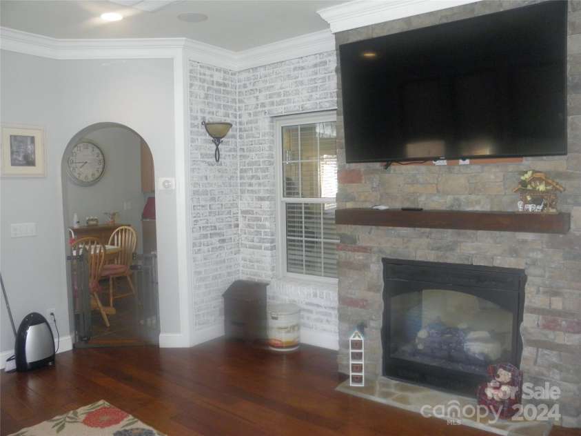 204 Par Drive, Henderson, NC 27536.  MLS# CAR4195121, YatesRealty ID 6320. 