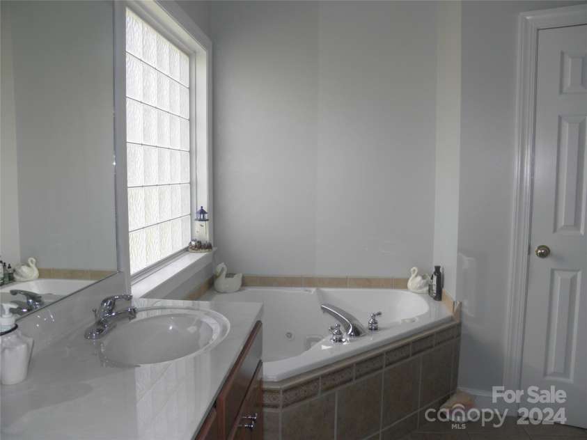 204 Par Drive, Henderson, NC 27536.  MLS# CAR4195121, YatesRealty ID 6320. 