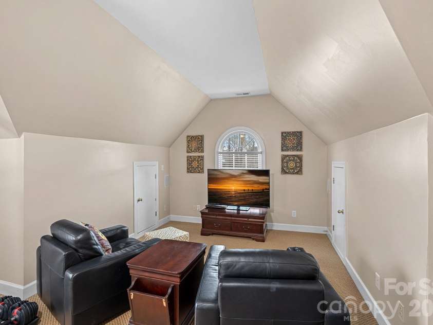 12415 Darby Chase Drive, Charlotte, NC 28277.  MLS# CAR4330433, YatesRealty ID 6321. Bonus Room