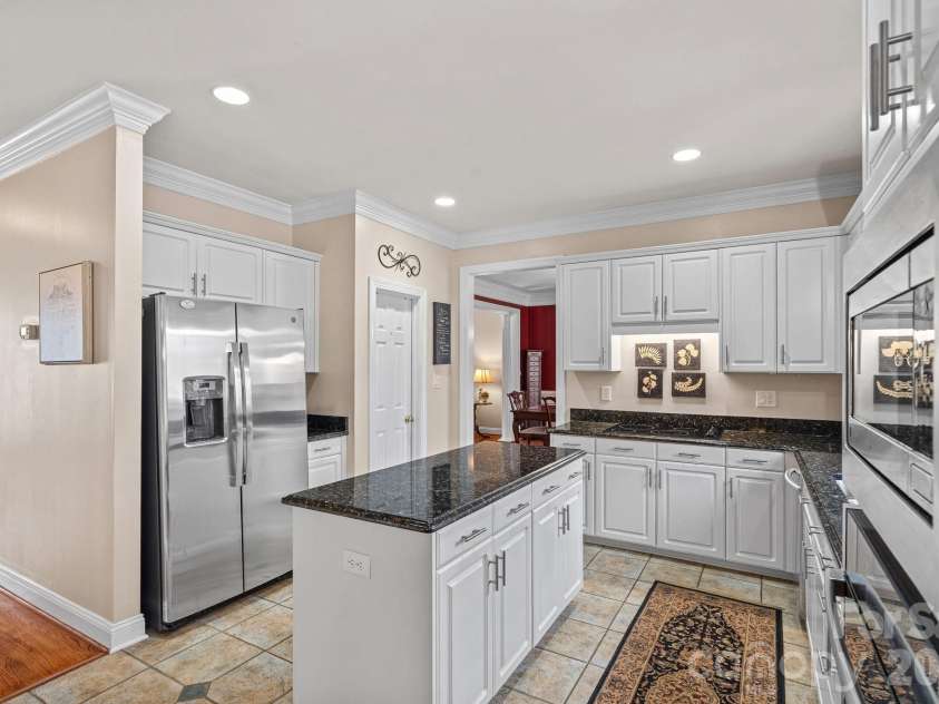 12415 Darby Chase Drive, Charlotte, NC 28277.  MLS# CAR4330433, YatesRealty ID 6321. Open kitchen from family room.