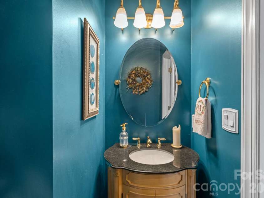 12415 Darby Chase Drive, Charlotte, NC 28277.  MLS# CAR4330433, YatesRealty ID 6321. Powder room