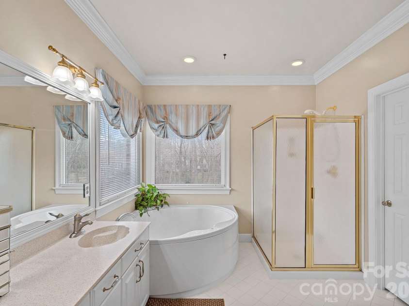 12415 Darby Chase Drive, Charlotte, NC 28277.  MLS# CAR4330433, YatesRealty ID 6321. Primary bath
