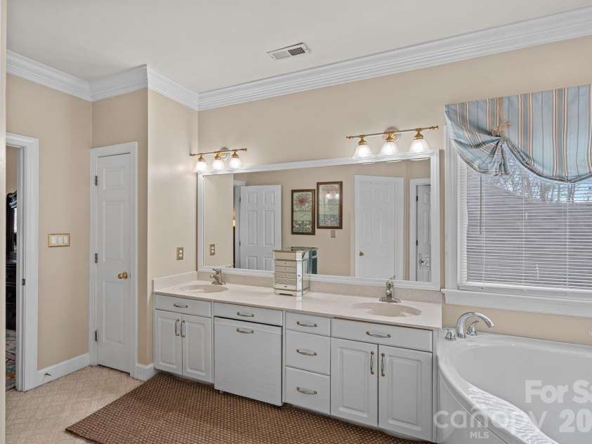 12415 Darby Chase Drive, Charlotte, NC 28277.  MLS# CAR4330433, YatesRealty ID 6321. Primary bath
