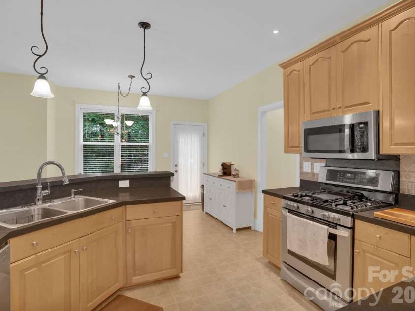 9601 Twin Falls Court, Mint Hill, NC 28227.  MLS# CAR4358686, YatesRealty ID 6328. Gas Range