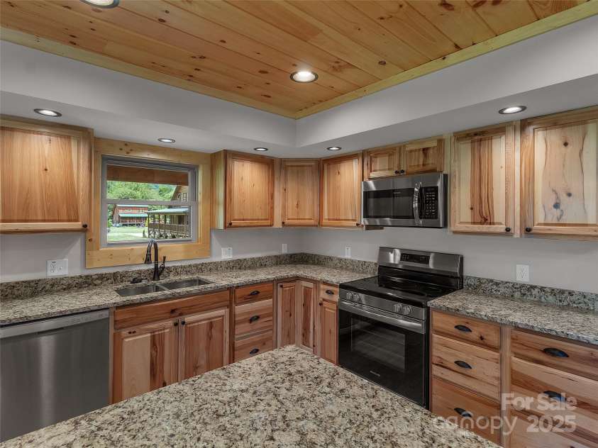 21 Kennerly Cove, Maggie Valley, NC 28751.  MLS# CAR4150956, YatesRealty ID 6329. 