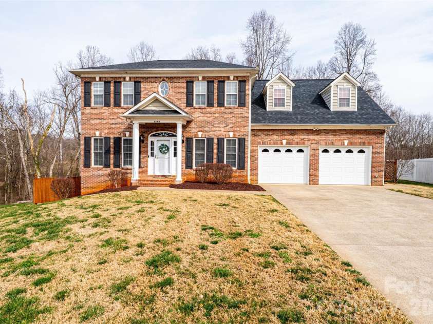 2640 Ironwood Drive, Hickory, NC 28602.  MLS# CAR4351104, YatesRealty ID 6329. 