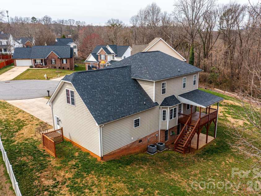 2640 Ironwood Drive, Hickory, NC 28602.  MLS# CAR4351104, YatesRealty ID 6329. 