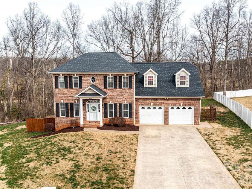 2640 Ironwood Drive, Hickory, NC 28602.  MLS# CAR4351104, YatesRealty ID 6329. 