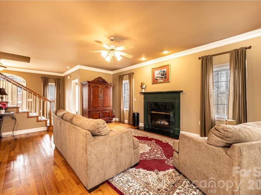 2640 Ironwood Drive, Hickory, NC 28602.  MLS# CAR4351104, YatesRealty ID 6329. 