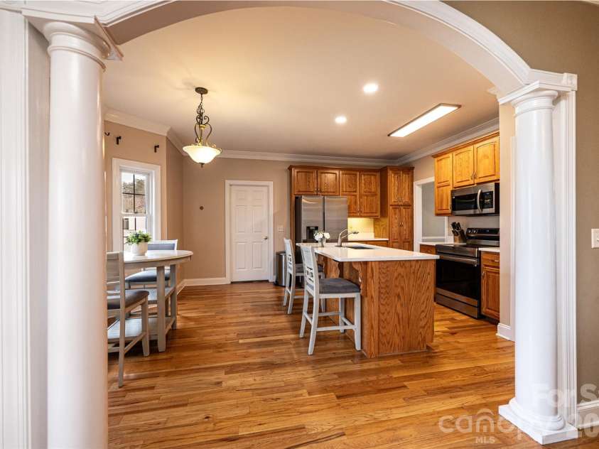 2640 Ironwood Drive, Hickory, NC 28602.  MLS# CAR4351104, YatesRealty ID 6329. 