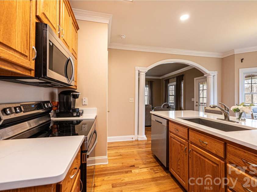 2640 Ironwood Drive, Hickory, NC 28602.  MLS# CAR4351104, YatesRealty ID 6329. 