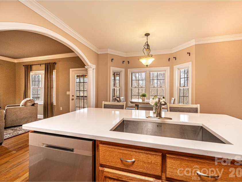 2640 Ironwood Drive, Hickory, NC 28602.  MLS# CAR4351104, YatesRealty ID 6329. 