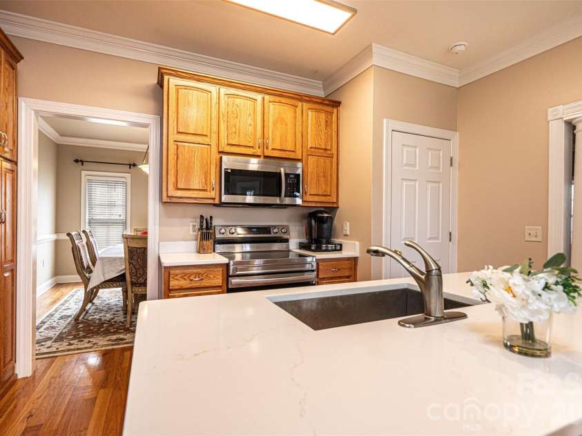 2640 Ironwood Drive, Hickory, NC 28602.  MLS# CAR4351104, YatesRealty ID 6329. 