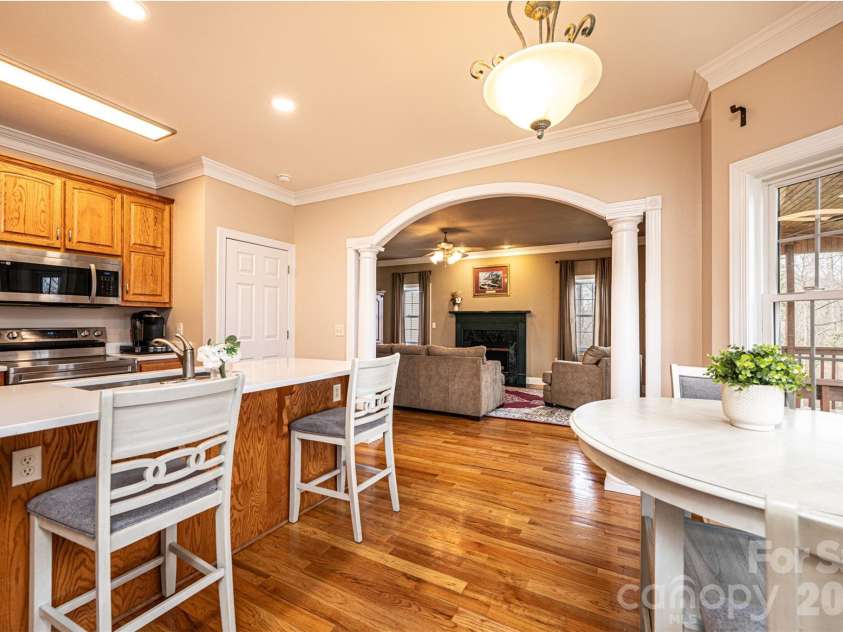2640 Ironwood Drive, Hickory, NC 28602.  MLS# CAR4351104, YatesRealty ID 6329. 