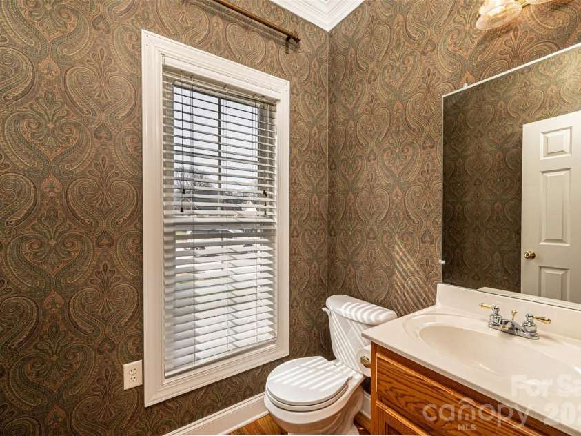 2640 Ironwood Drive, Hickory, NC 28602.  MLS# CAR4351104, YatesRealty ID 6329. 