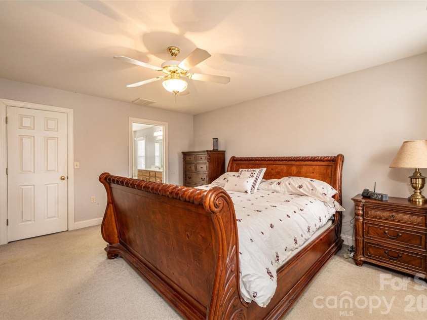 2640 Ironwood Drive, Hickory, NC 28602.  MLS# CAR4351104, YatesRealty ID 6329. 