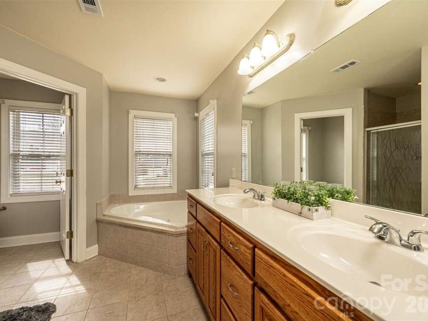 2640 Ironwood Drive, Hickory, NC 28602.  MLS# CAR4351104, YatesRealty ID 6329. 